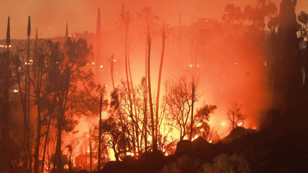 Dos incendios amenazan a localidades de Riverside, en California