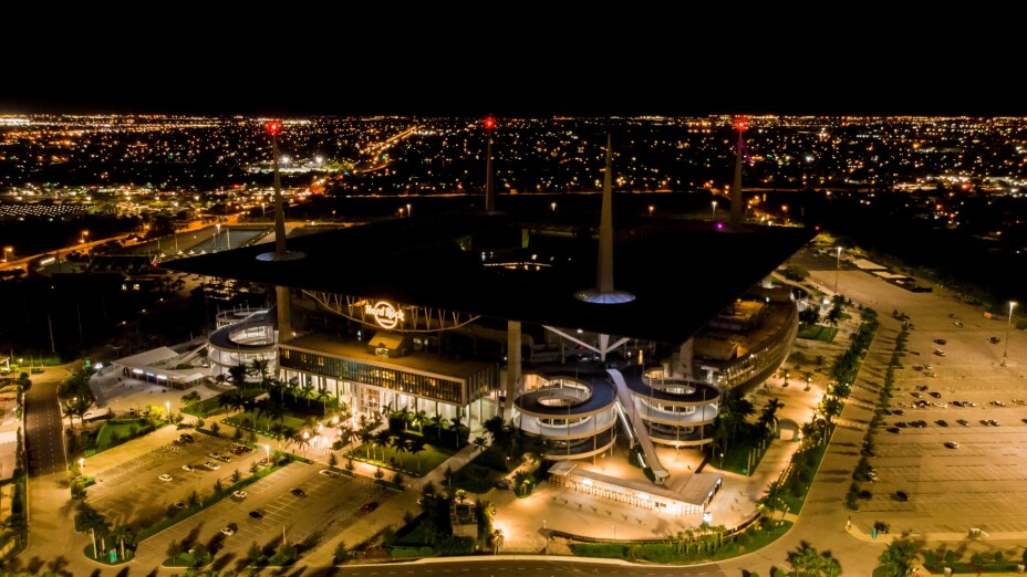 El Hard Rock Stadium de Miami, Florida, por la noche