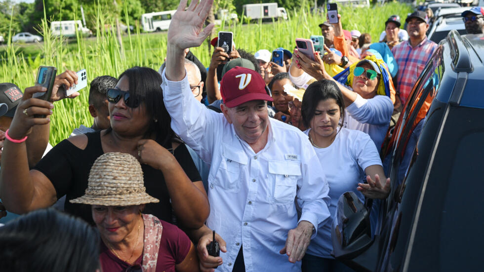 El candidato opositor a la presidencia de Venezuela, Edmundo González Urrutia, saluda a sus seguidores en Barlovento el 26 de junio de 2024