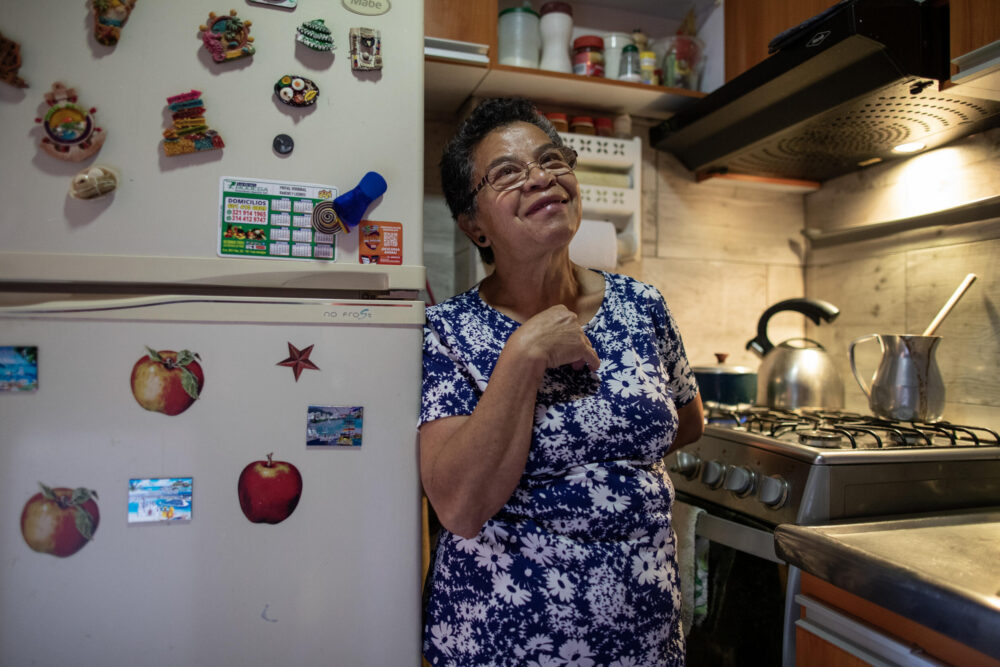La colombiana Deyanira Cruz, de 65 años, habla con la AFP en la cocina de su apartamento, el 17 de julio de 2024 en Soacha, carca de Bogotá