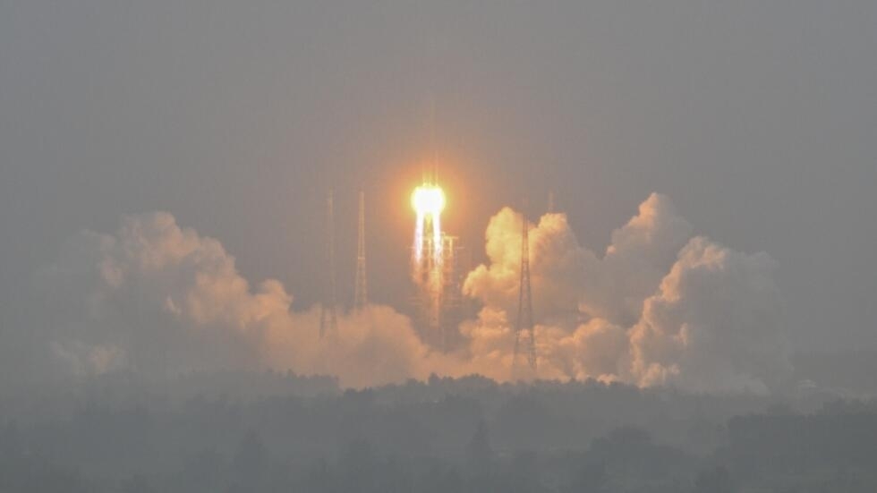 Un cohete espacial Larga Marcha 5 con la sona lunar Chang'e-6 a bordo despega desde el centro de lanzamiento de Wenchang, en la provincia de Hainan, el 3 de mayo de 2024 al sur de China