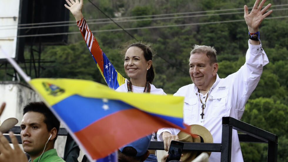 El candidato presidencial venezolano Edmundo González Urrutia junto la líder opositora María Corina Machado, en un mitin en Valencia el 13 de julio