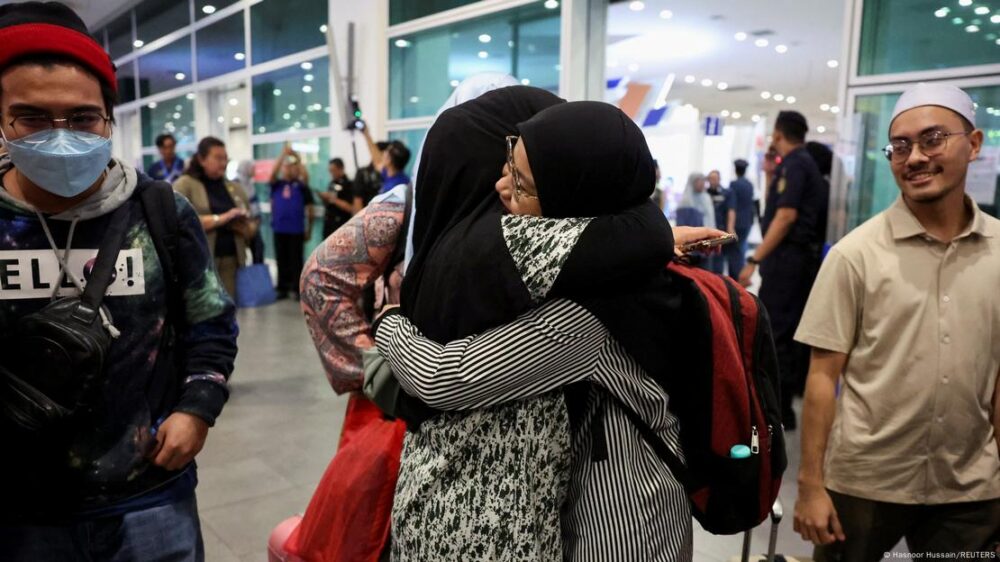 Personas de Malasia fueron después de ser evacuadas de Bangladés a causa de la violencia.