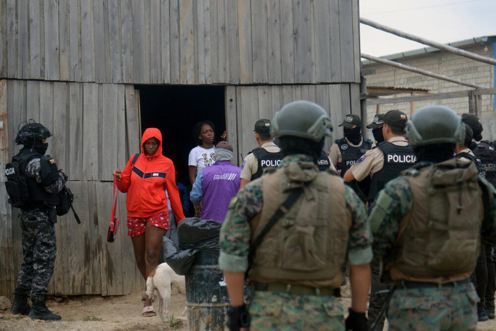 Militares y policías realizan un operativo para recuperar viviendas tomadas presuntamente por narcotraficantes en Durán, a 10 km de Guayaquil, Ecuador, el 23 de julio de 2024