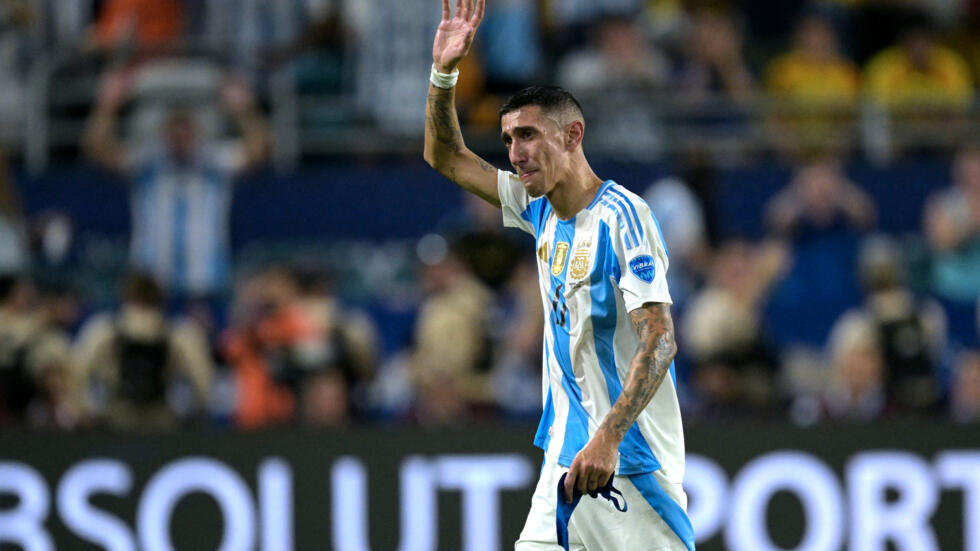 El futbolista de Argentina Ángel di María es sustituido en la final de la Copa América, contra Colombia, el 14 de julio de 2024 en Miami