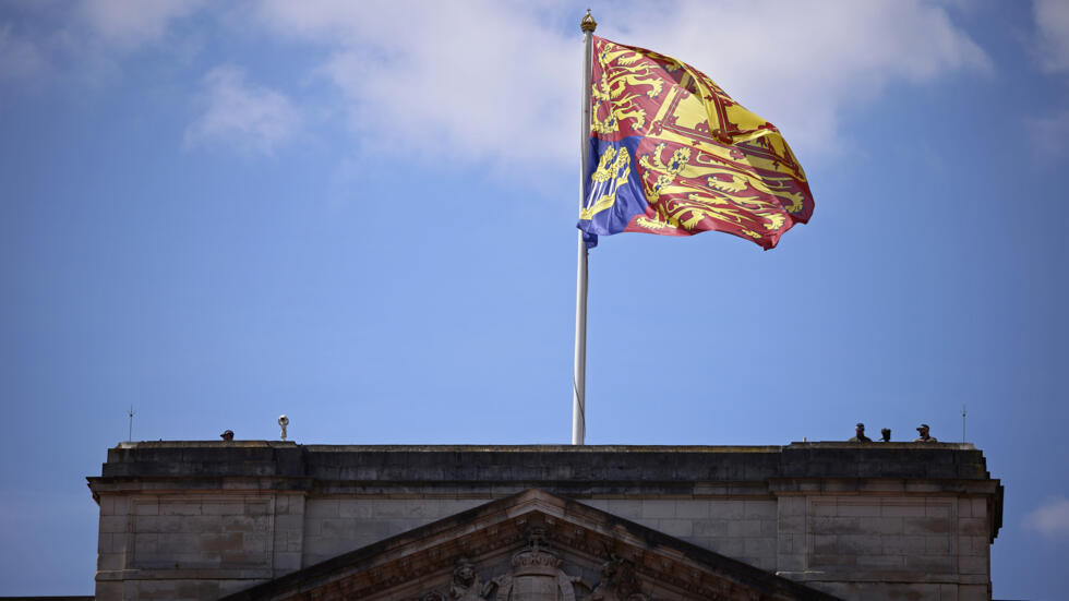 La bandera del Estandarte Real ondea en el Palacio de Buckingham, en Londres, el 17 de julio de 2024