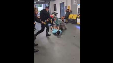 Un policía pisotea y golpea en la cabeza a una persona en un aeropuerto del Reino Unido
