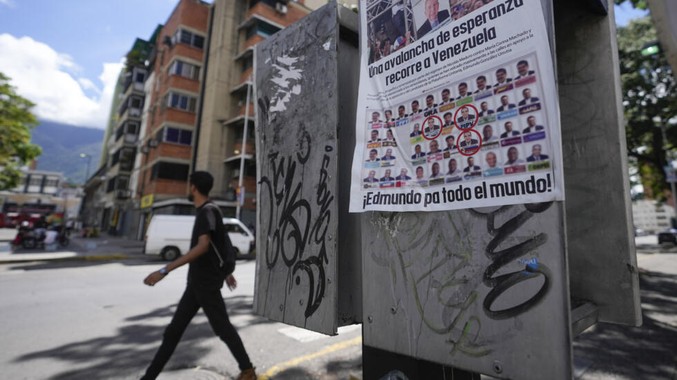 Un cartel de campaña promoviendo al candidato de la oposición Edmundo González, en Caracas, Venezuela, el 24 de julio de 2024.