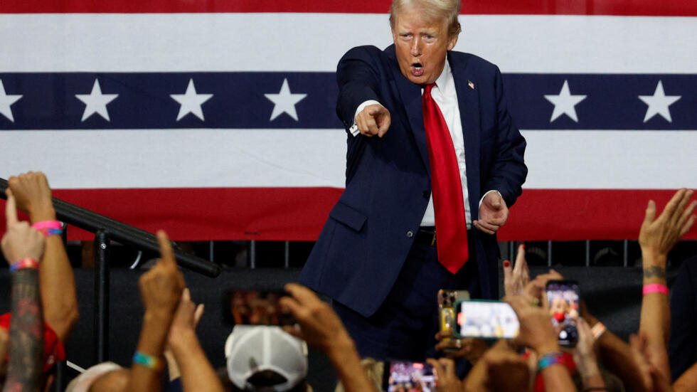 El candidato presidencial republicano y expresidente de Estados Unidos, Donald Trump, gesticula durante un acto de campaña en Charlotte, Carolina del Norte, Estados Unidos, el 24 de julio de 2024.