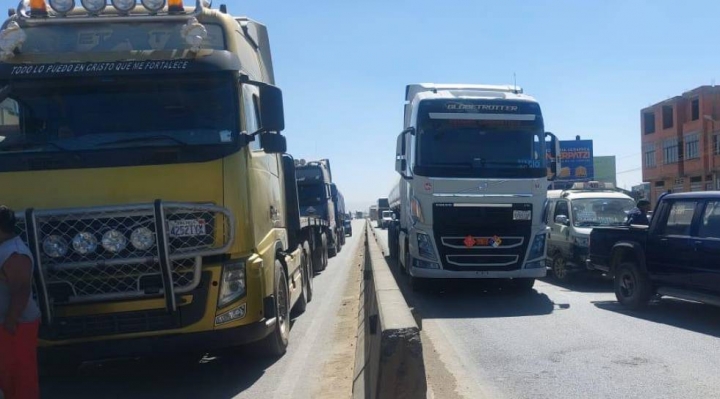  Transporte pesado suspende el diálogo con ANH y bloquea ruta La Paz-Oruro