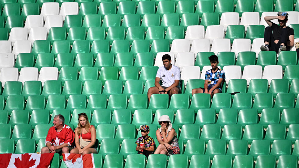 Espectadores siguen el partido Canadá-Nueva Zelanda del torneo olímpico femenino de fútbol en una grada casi vacía del estadio de Saint-Etienne (Francia), el 25 de julio de 2024