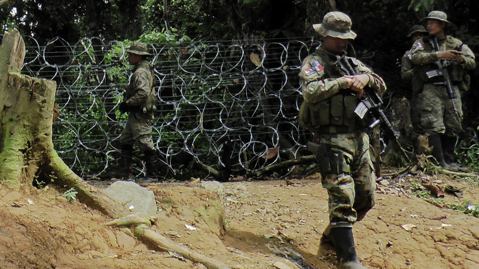Miembros del Servicio Nacional de Fronteras de Panamá (Senafront) hacen guardia en el punto Asti en la provincia selvática de Darién, municipio de Acandi, en la frontera entre Colombia y Panamá, el 16 de julio de 2024.