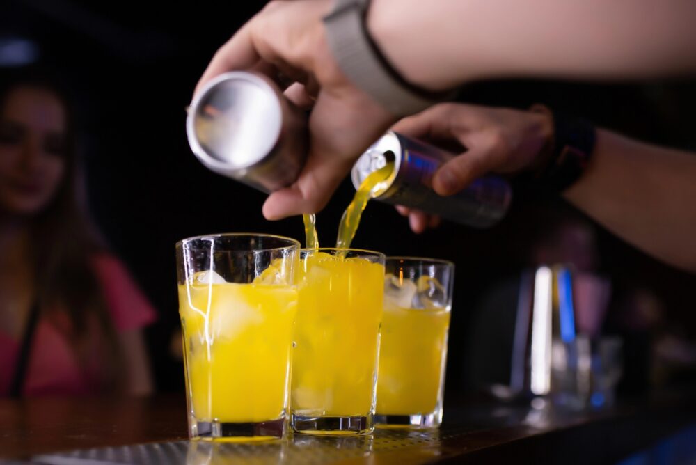 Bebidas energéticas y alcohol, una mezcla peligrosa para el cerebro adolescente | Salud