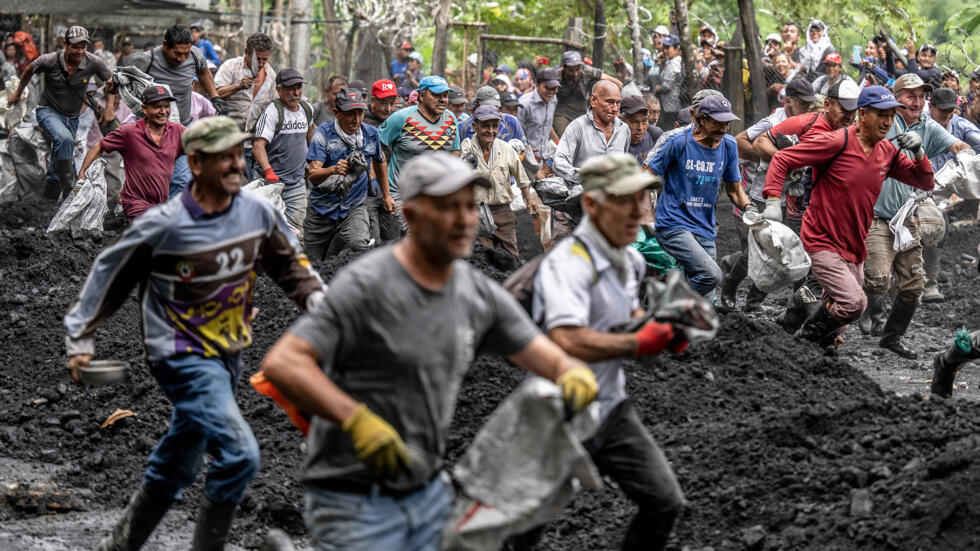 Unos buscadores de esmeraldas corren en 'La Voladora' en busca de gemas, en Muzo, Colombia, el 19 de junio de 2024