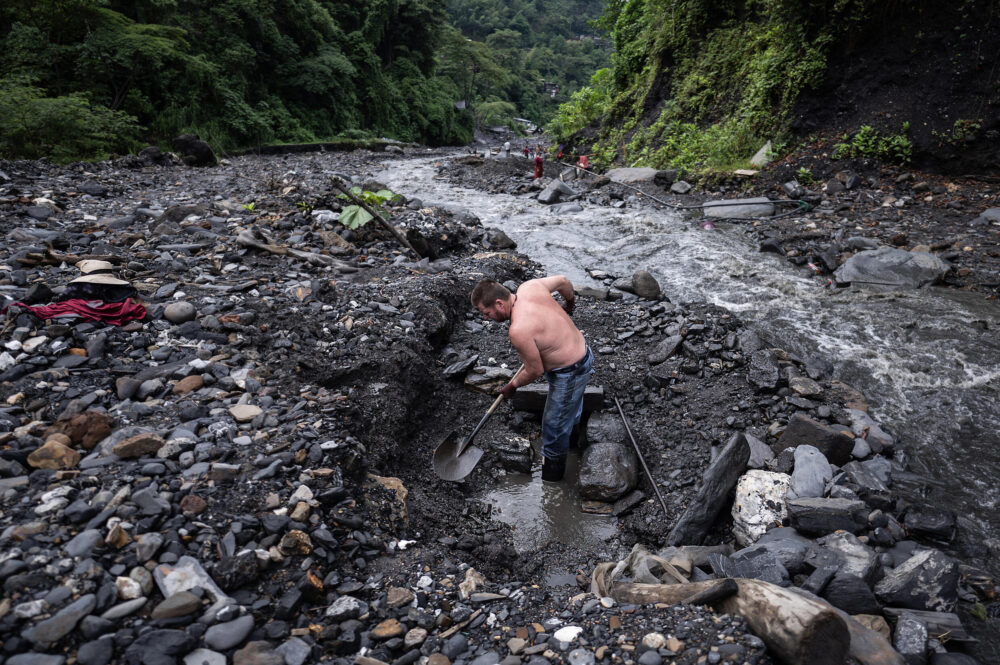 Un buscador de esmeraldas busca gemas en el río Las Animas, en Muzo, Colombia, el 18 de junio de 2024