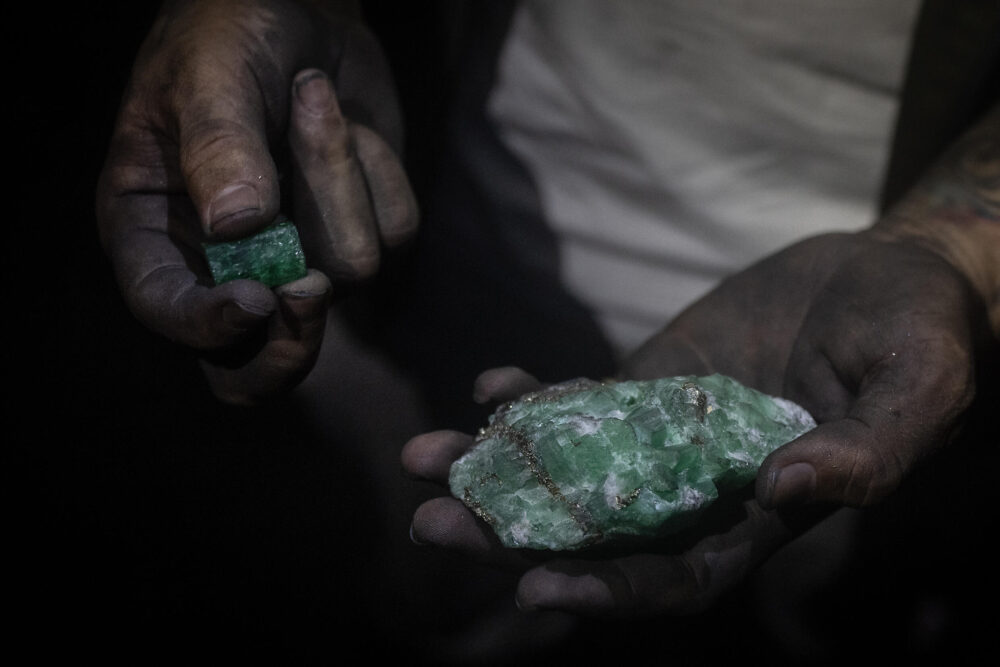 Un minero muestra una esmeralda en Muzo, Colombia, el 20 de junio de 2024
