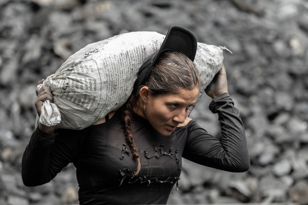 Una buscadora de esmeraldas carga una bolsa de tierra donde buscará gemas en Muzo, Colombia, el 19 de junio de 2024