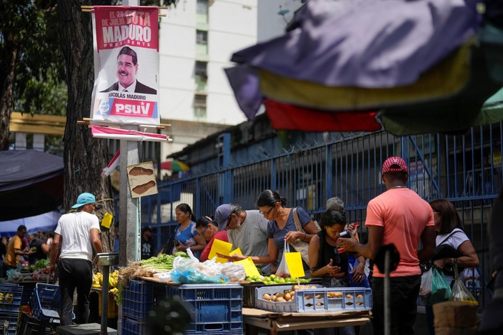 Un cartel de propaganda de Nicolás Maduro, en un mercado en Caracas. Foto: AP 