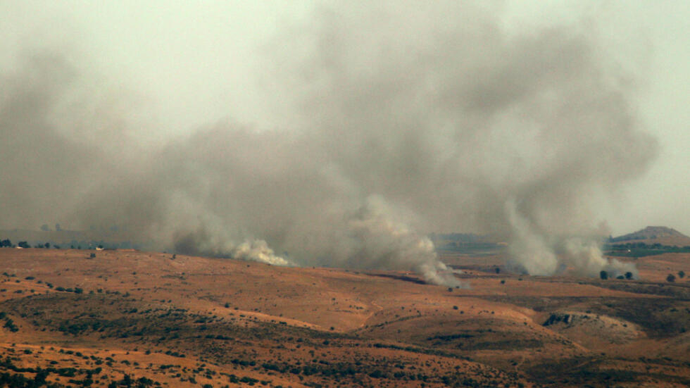 Una fotografía tomada en el sur del Líbano, el 3 de julio de 2024, muestra humo elevándose sobre las colinas en los Altos del Golán anexados por Israel. Foto de ilustración. 