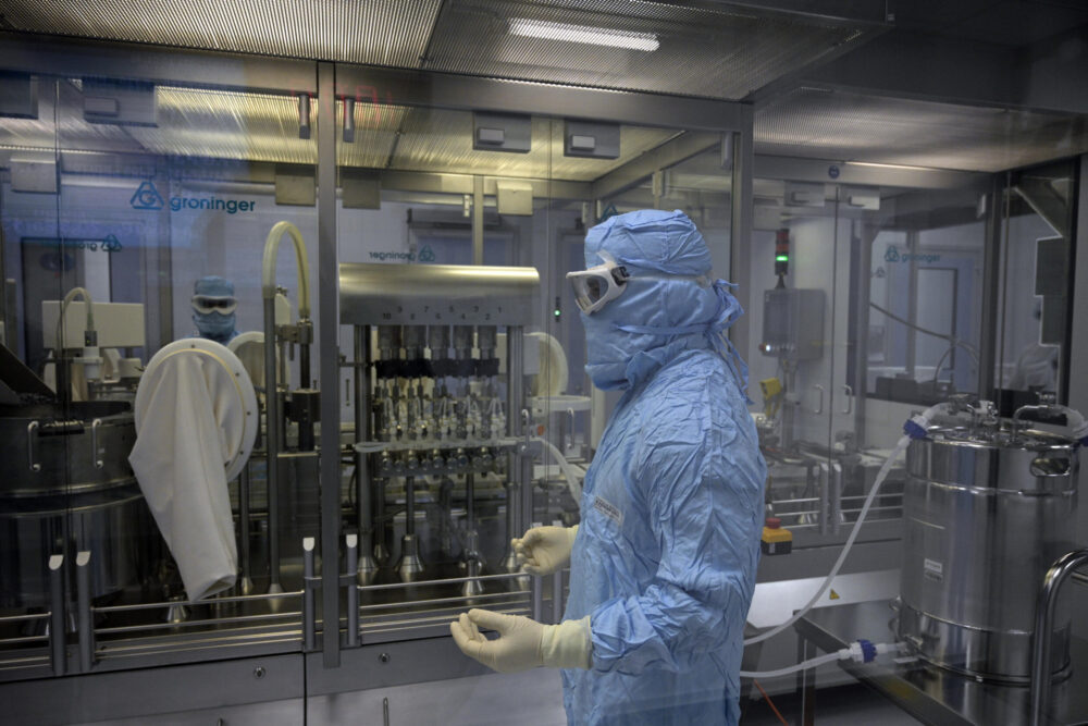 Un técnico trabaja en el laboratorio de empaquetado de Sinergium Biotech, el 22 de septiembre de 2021 en la localidad argentina de Garín, en la provincia de Buenos Aires