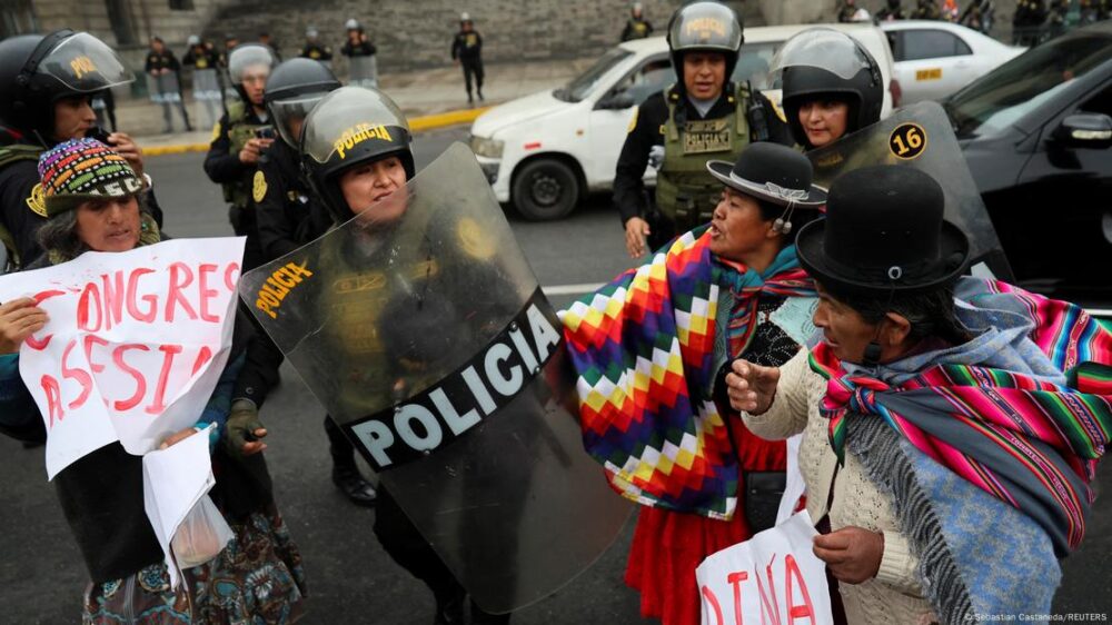 Foto de personas que protestan contra Dina Boluarte en Perú.