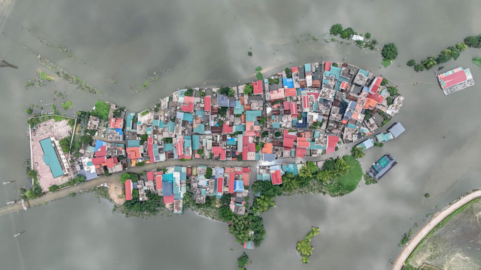 Vista aérea de un pueblo rodeado por las aguas tras inundaciones, cerca de Hanói, el 28 de julio de 2024