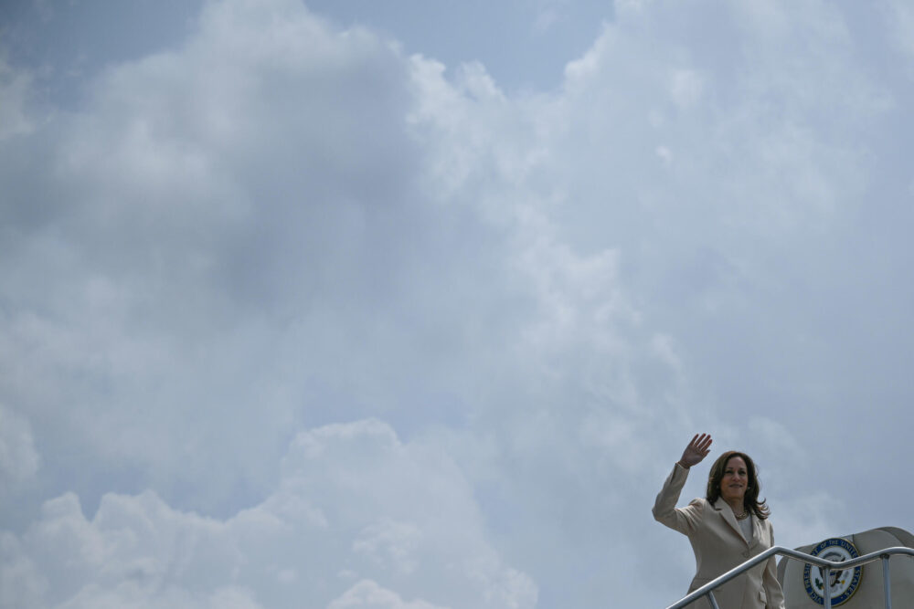 La vicepresidenta de Estados Unidos y candidata presidencial demócrata, Kamala Harris, aborda el Air Force Two en el Aeropuerto Internacional de Indianápolis en Indianápolis, Indiana, el 24 de julio de 2024