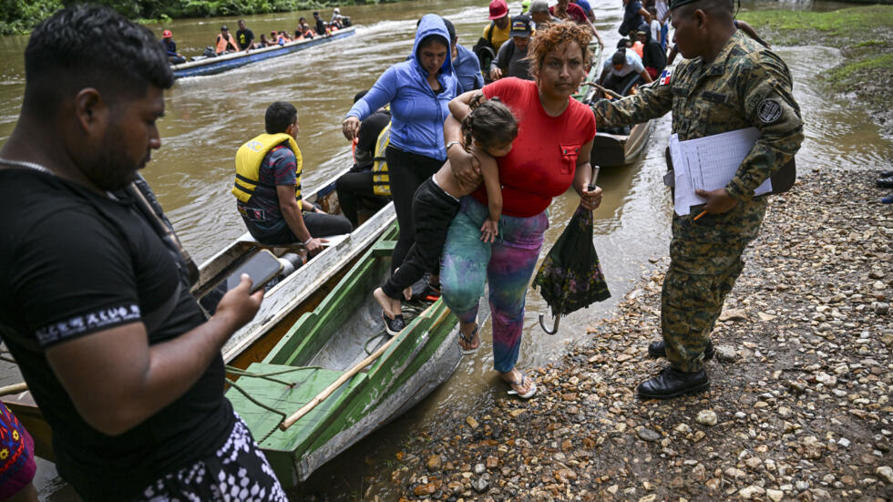 Migrantes llegan al centro de recepción para migrantes de Lajas Blancas, en Panamá, tras cruzar la selva del Darién, el 28 d ejunio de 2024