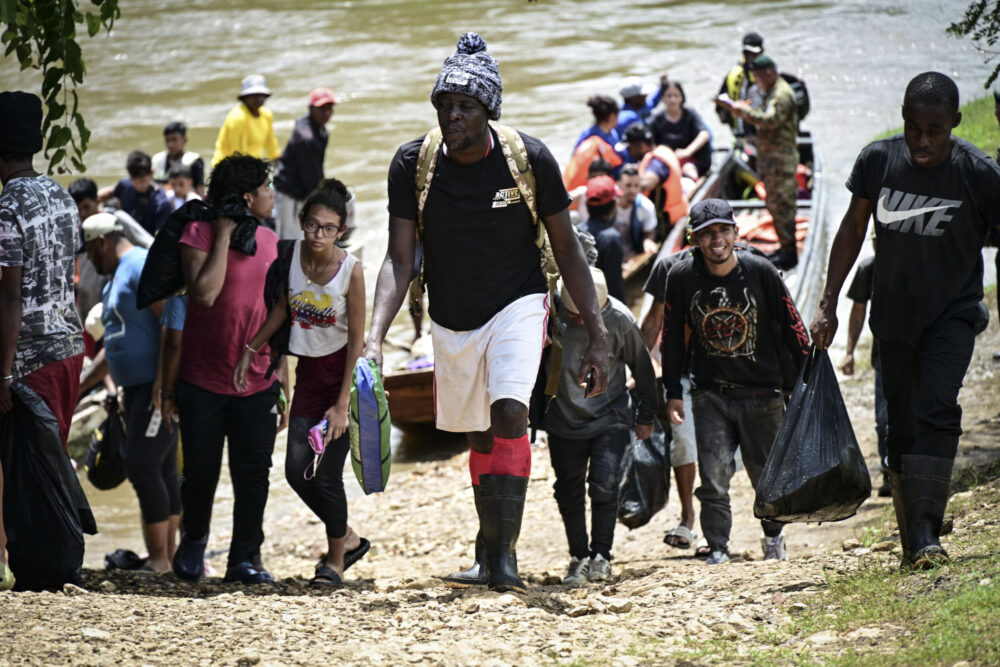 Migrantes llegan al centro para recepcción de migrantes de Lajas Blancas, en Panamá, tras cruzar la inhóspita delva del Darién, el 28 de junio de 2024