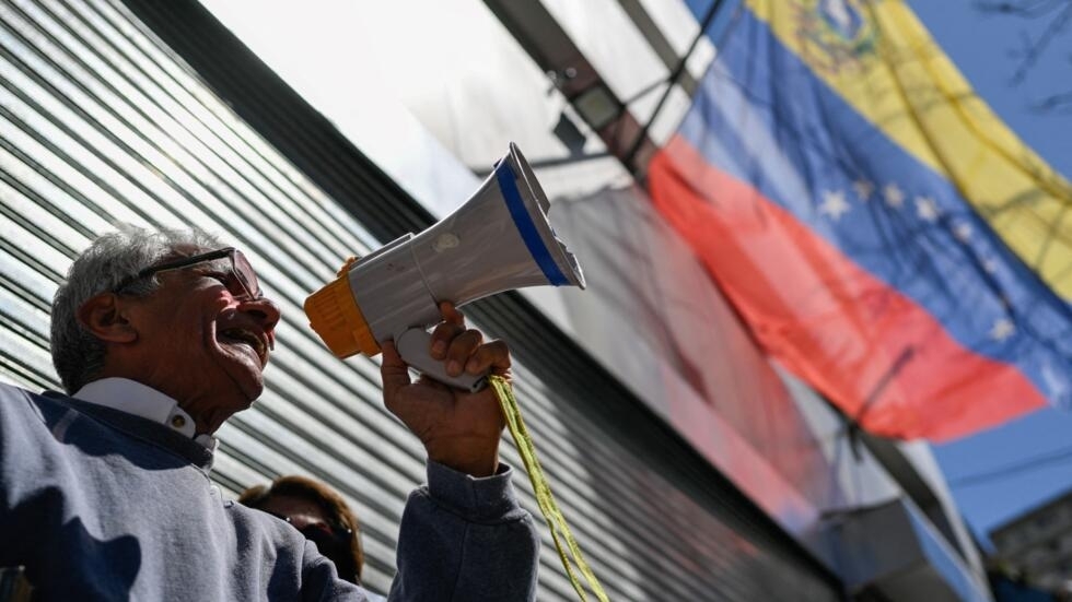 Foto de archivo. Venezolanos en Argentina protestan frente a la embajada de Venezuela en Buenos Aires el 25 de marzo de 2024, pidiendo que se habilite el registro electoral para poder votar en las elecciones presidenciales del 28 de julio en Venezuela.