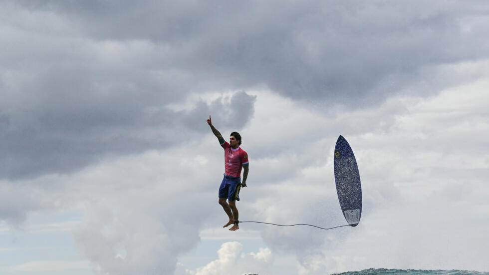 Esta fotografía del brasileño Gabriel Medina saliendo de una ola en Tahití, tomada el 29 de julio de 2024 en su camino hacia el oro olímpico, ha merecido grandes elogios para el fotógrafo de AFP Jerome Brouillet