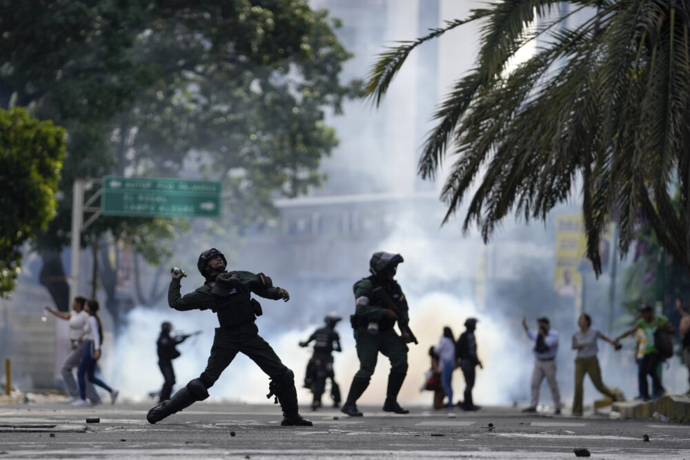 La policía lanza gases lacrimógenos a manifestantes en las protestas contra los resultados de las elecciones y la proclamación oficial como presidente de Nicolás Maduro en Caracas, Venezuela, el lunes 29 de julio de 2024, un día después de las votaciones. (AP Foto/Matías Delacroix)