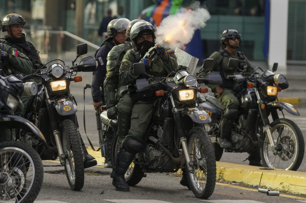 La policía lanza gases lacrimógenos a los manifestantes que protestan contra los resultados oficiales de las elecciones que declaran la reelección del presidente Nicolás Maduro, el día después de la votación en Caracas, Venezuela, el lunes 29 de julio de 2024. (Foto AP/Fernando Vergara)
