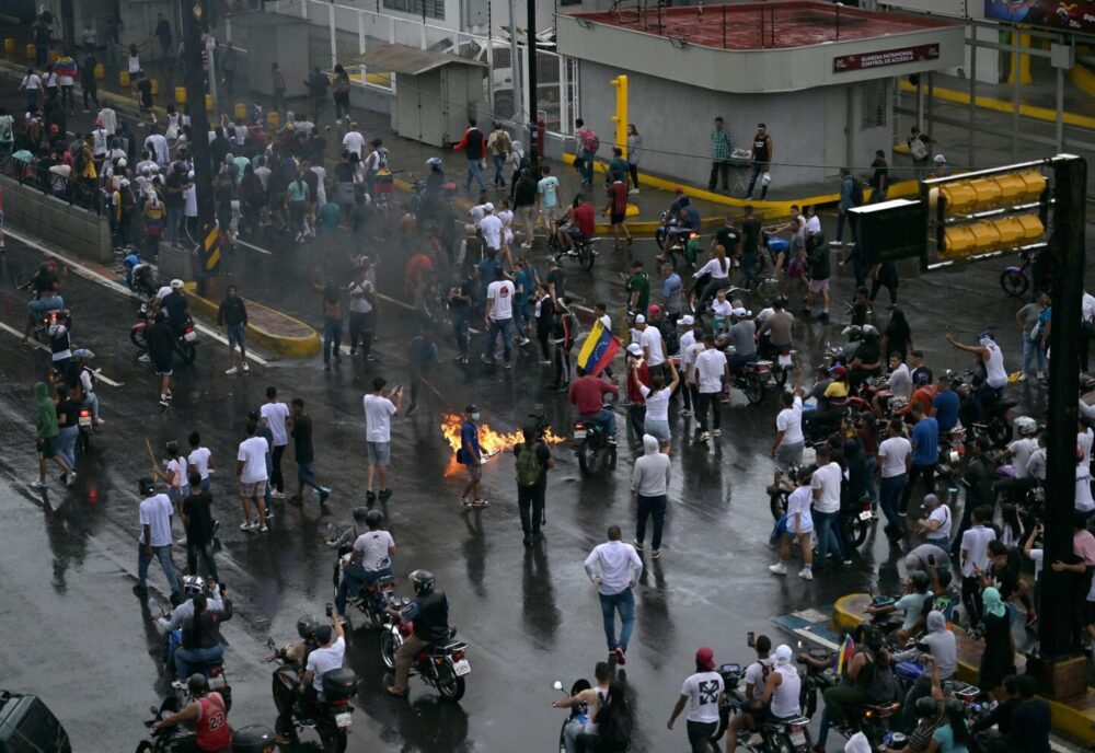 Miles de personas protestan contra el régimen de Nicolás Maduro tras resultados electorales.
