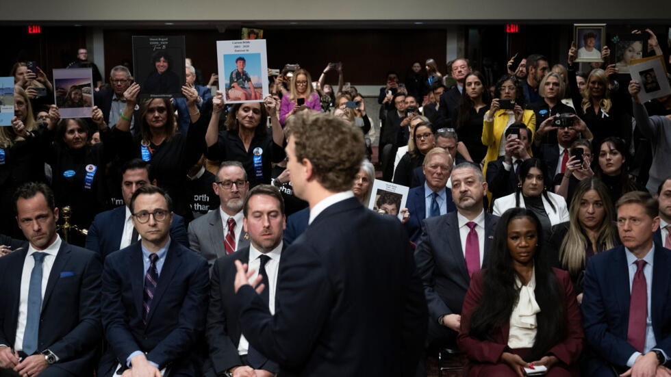 Mark Zuckerberg, fundador de Meta, habla con víctimas y sus familiares durante su comparecencia ante el Comité Judicial del Senado de EEUU, el 31 de enero de 2024 en Washington
