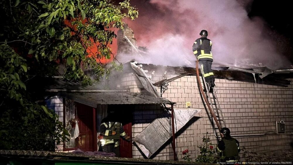 Los bomberos apagan un incendio en un tejado causado por la caída de un dron incerceptado.