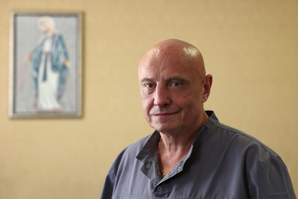 Ivan Tsyganok, jefe de la maternidad de Pokrovsk, posa para la cámara en su despacho, el 20 de julio de 2024 en la región de Donetsk, al este de Ucrania