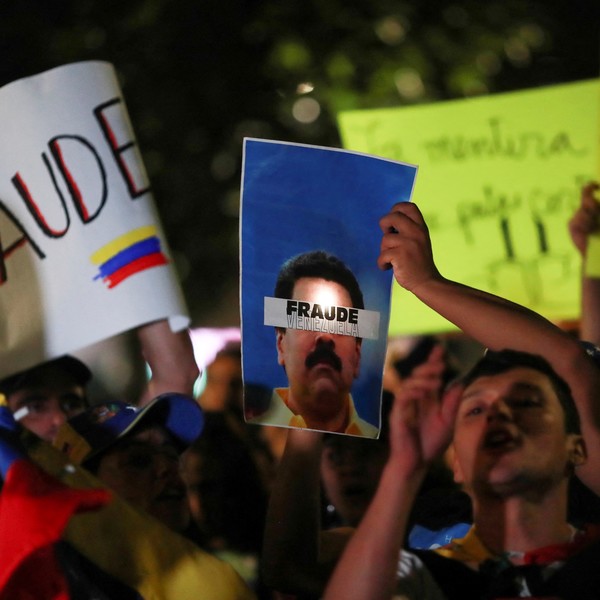 Carteles con la palabra "fraude" se repiten en las marchas que se multiplican por todo Caras. Foto: Reuters