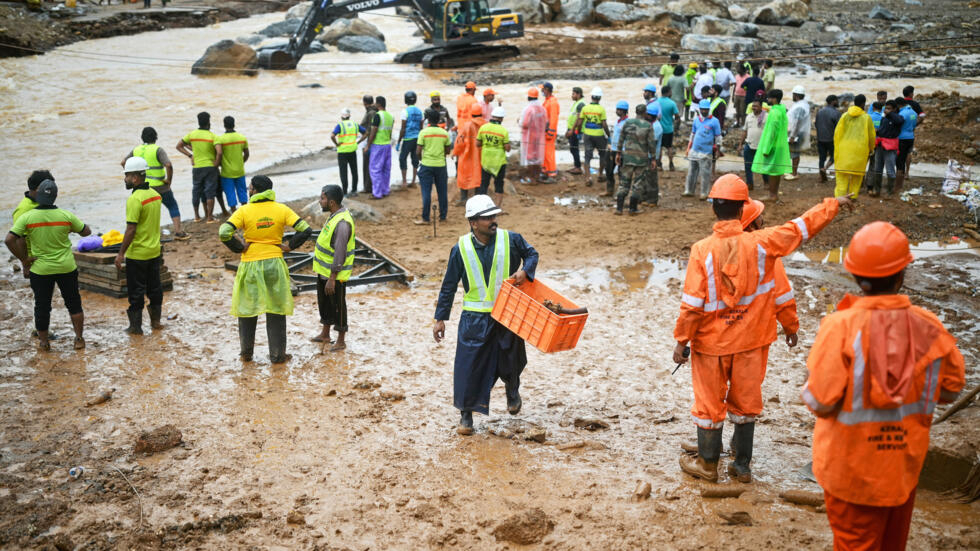 Personal de socorro trabaja en una operación de búsqueda y rescate de víctimas de los deslizamientos de tierra, el 31 de julio de 2024 en el distrito de Wayanad, al sur de India