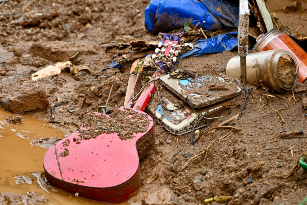 Una guitarrá y otros objetos personales de víctimas de los deslizamientos de tierra, el 31 de julio de 2024 en el distrito de Wayanad, al sur de India
