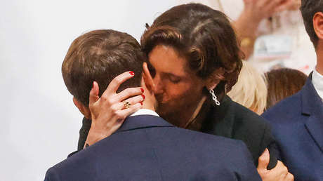 FOTOS: El beso de Macron con su ministra de Deportes causa revuelo en Francia