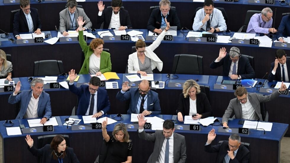 Los eurodiputados participan en una votación sobre la Ley de Inteligencia Artificial de la UE durante una sesión plenaria del Parlamento Europeo, el 14 de junio de 2023 en la ciuda francesa de Estrasburgo