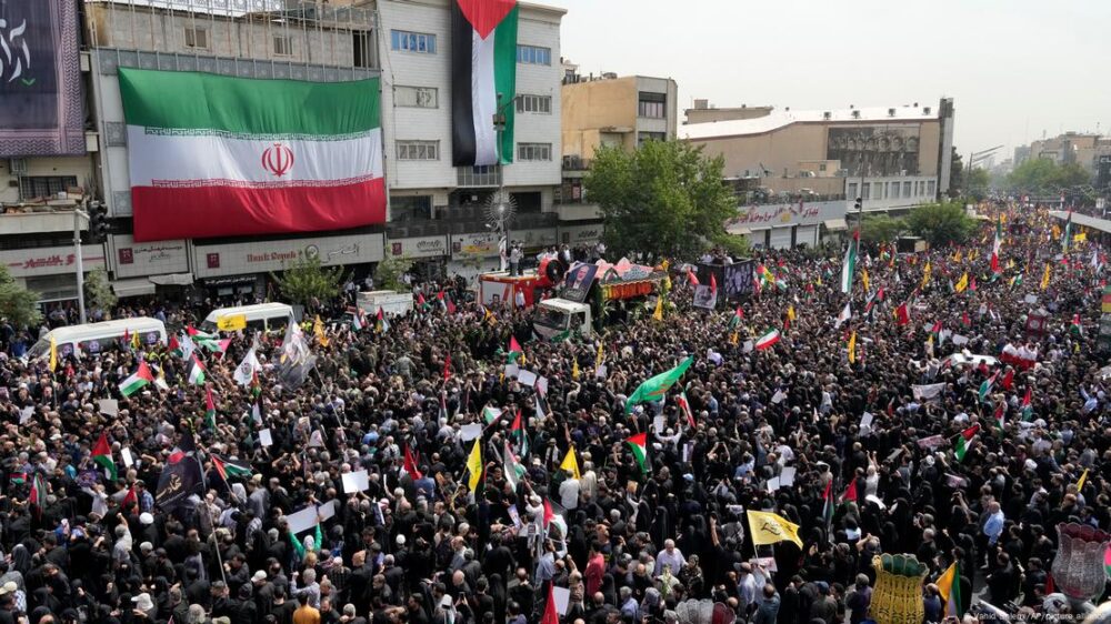 Miles de personas reclamaron este jueves venganza en el funeral en Teherán del líder político de Hamás, Ismail Haniyeh, asesinado la víspera en un ataque en la capital iraní atribuido a Israel.