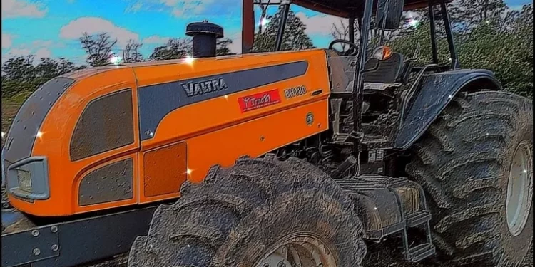 Roban tractor Valtra de una Federación de agricultores