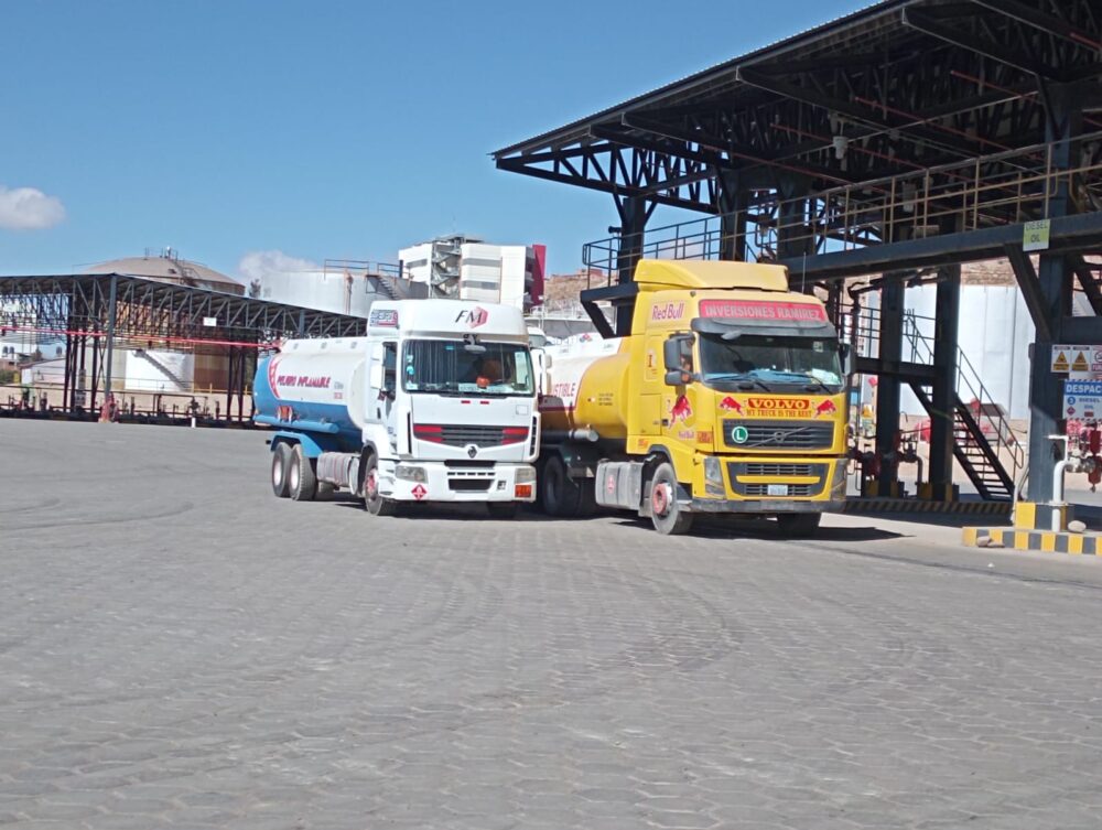 Exhortan a levantar bloqueo para entrega inmediata de 291.800 litros de combustibles a surtidores de Oruro