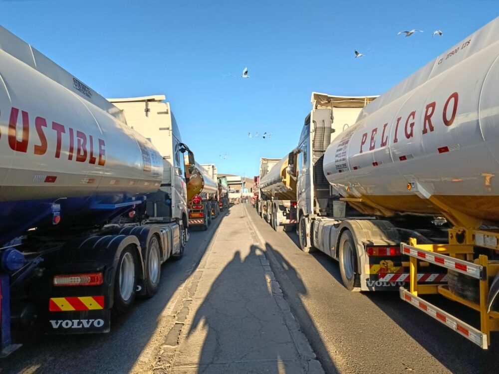 Dirigentes del transporte intentan arribar a Arica para constatar carga de combustibles y bloqueadores impiden paso