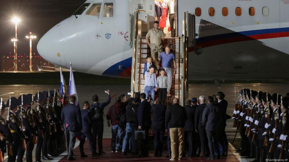 Rusia publicó imágenes de la llegada de los prisioneros rusos al aeropuerto gubernamental de Vnukovo, a las afueras de Moscú, donde fueron recibidos por Vladimir Putin. 