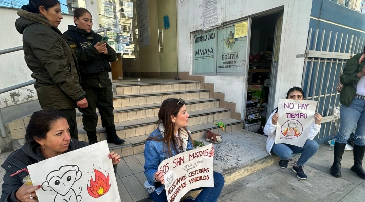  Protesta pacífica de Ríos de Pie y ProPacha contra incendios frente al Ministerio de Medio Ambiente y Agua