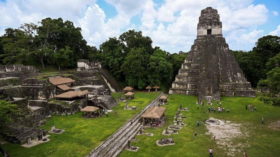 Turistas caminan frente al templo maya "Gran Jaguar" en el sitio arqueológico de Tikal en la Biosfera Maya en Petén, Guatemala, el 24 de julio de 2024