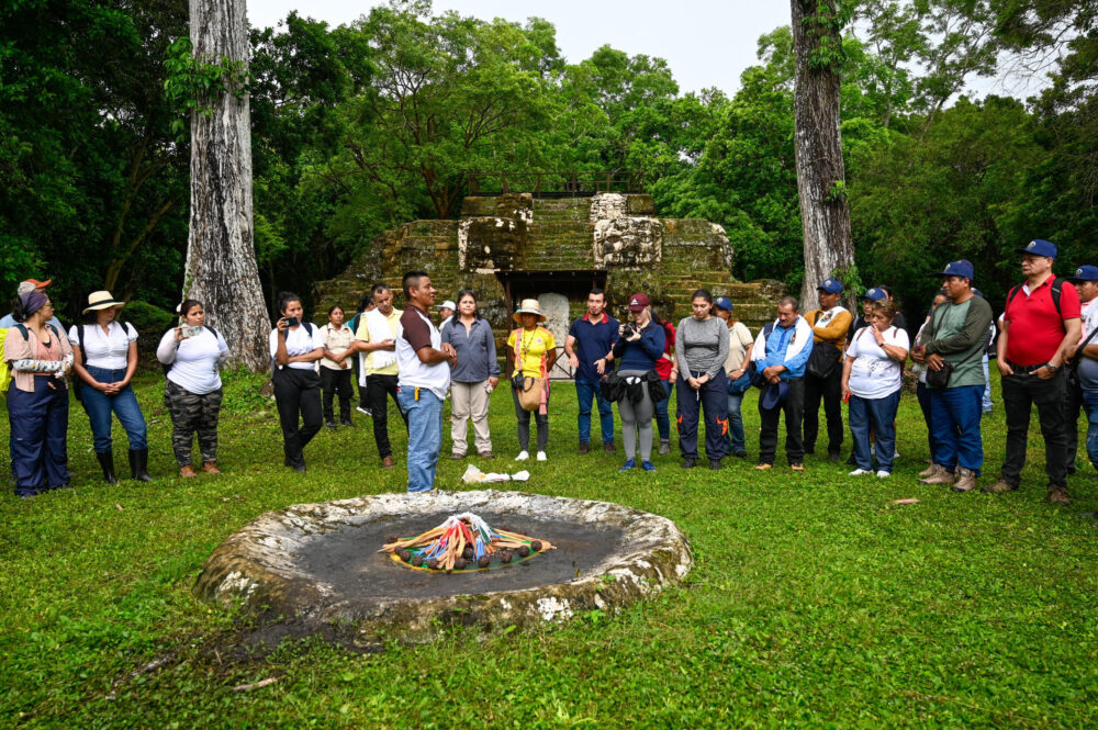 Líderes amazónicos colombianos asisten a una ceremonia maya en el sitio arqueológico de Uaxactun, en la Biosfera Maya de Petén, Guatemala, el 25 de julio de 2024